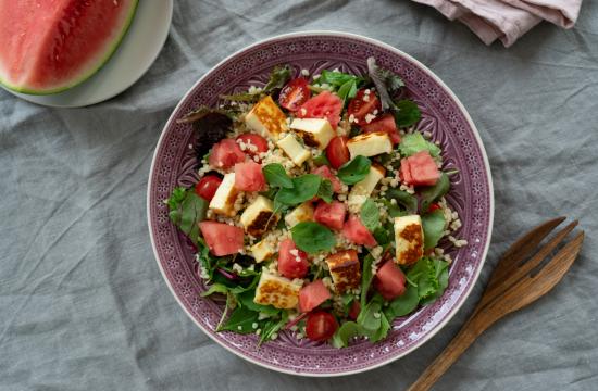 Halloumi sajtos bulgursaláta dinnyével és bazsalikommal