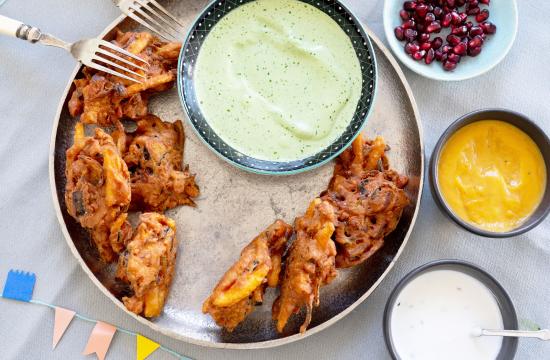 Zöldség pakora mentás joghurttal és mangószósszal