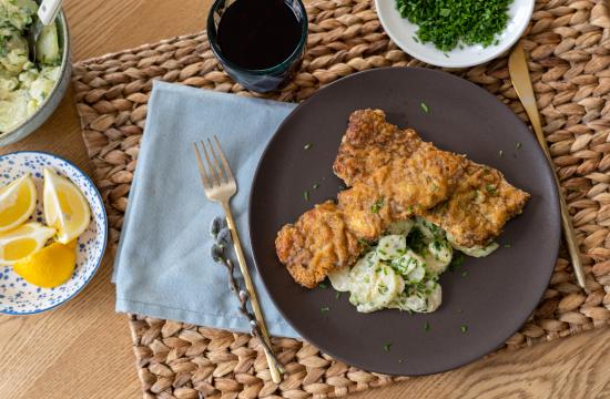 Parmezánbundás borjúszelet újhagymás krumplisalátával