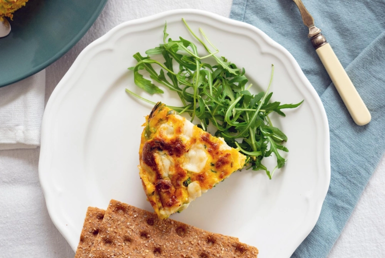 Zöldhagymás-kecskesajtos frittata