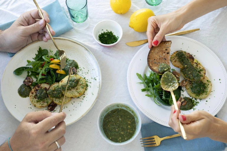 Karalábé steak diós pestóval és salátával