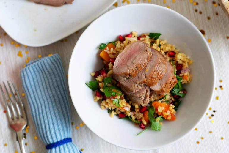 Gránátalmás bulgursaláta sertésszűzzel