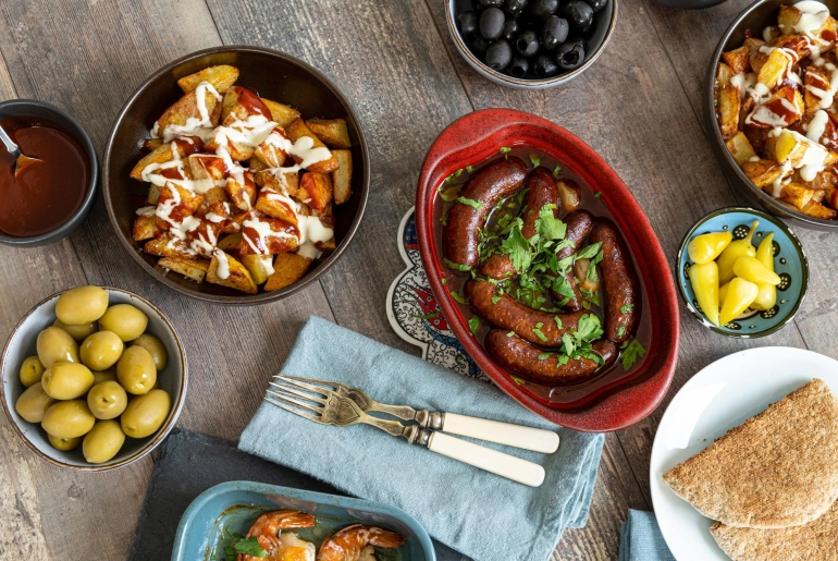 Patatas bravas és vörösboros chorizo olívabogyóval
