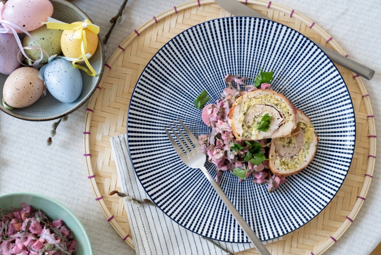 Zöldfűszeres sajtkrémmel töltött pulykamell céklás tojássalátával