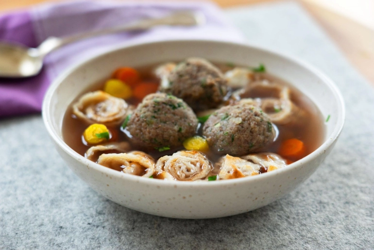 Májgombócleves palacsintatésztával