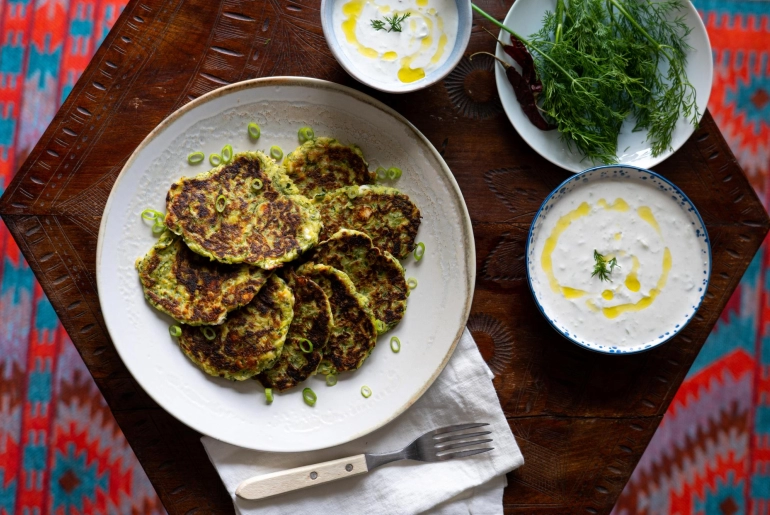 Kolokithokeftedes tzatzikivel