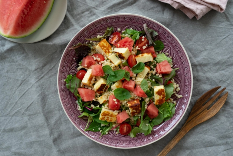Halloumi sajtos bulgursaláta dinnyével és bazsalikommal