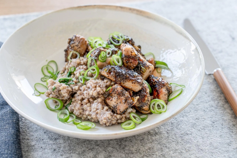 Csirke mákos bundában hajdinával és salátával