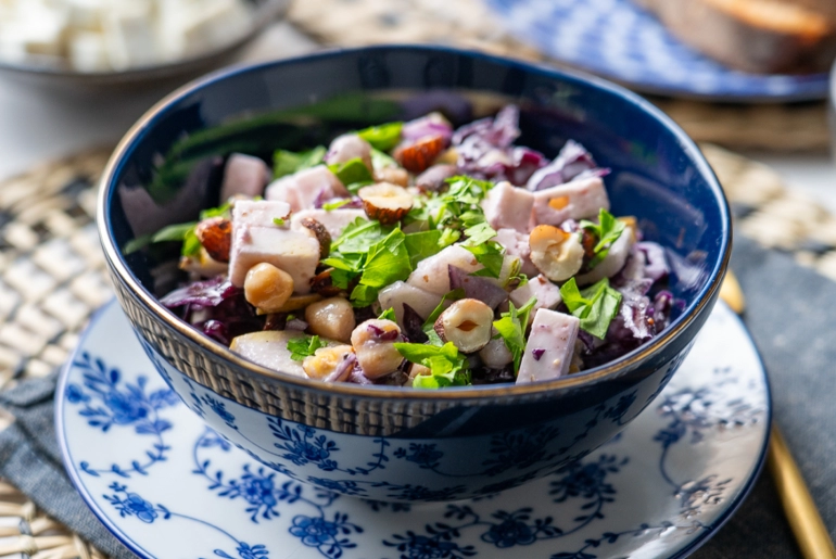 Törökmogyorós káposztasaláta feta sajttal