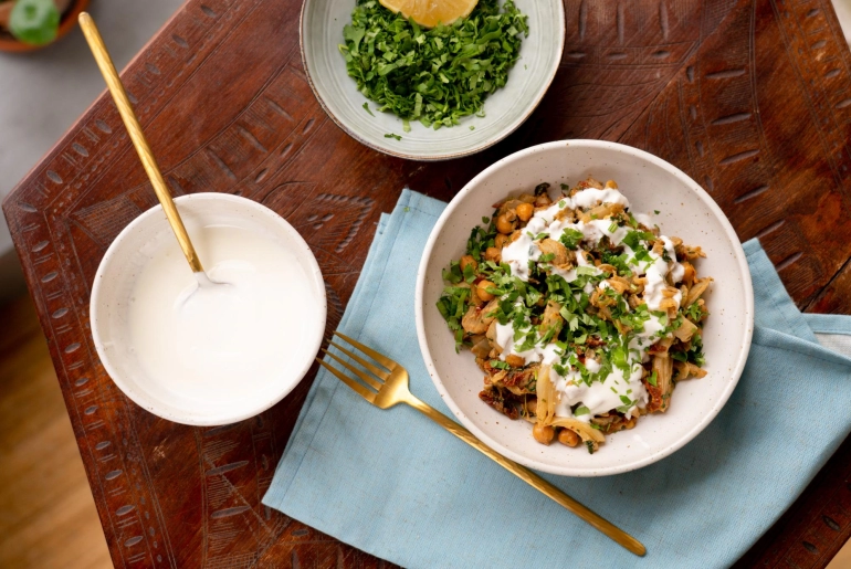 Pirított kel csicseriborsóval és aszalt paradicsommal