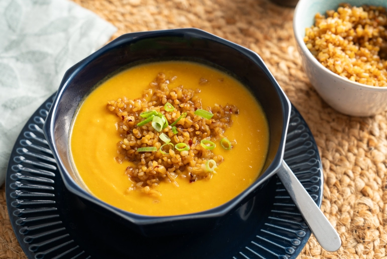 Ötfűszeres hokkaido tökkrémleves pirított bulgurral