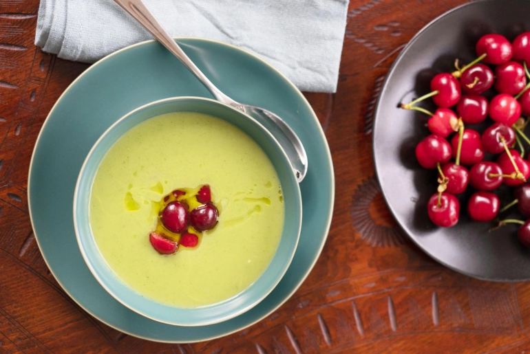 Bazsalikomos cukkinikrémleves cseresznyével