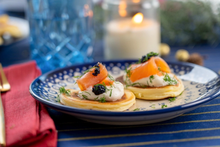 Füstölt lazacos-kaviáros mini blini