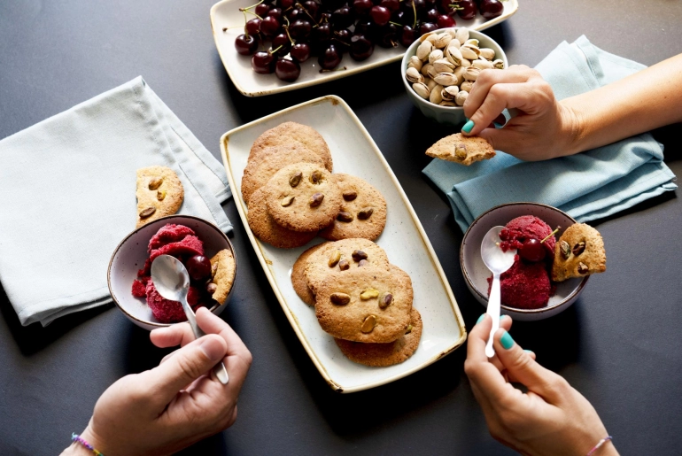 Meggy sorbet pisztáciás keksszel 