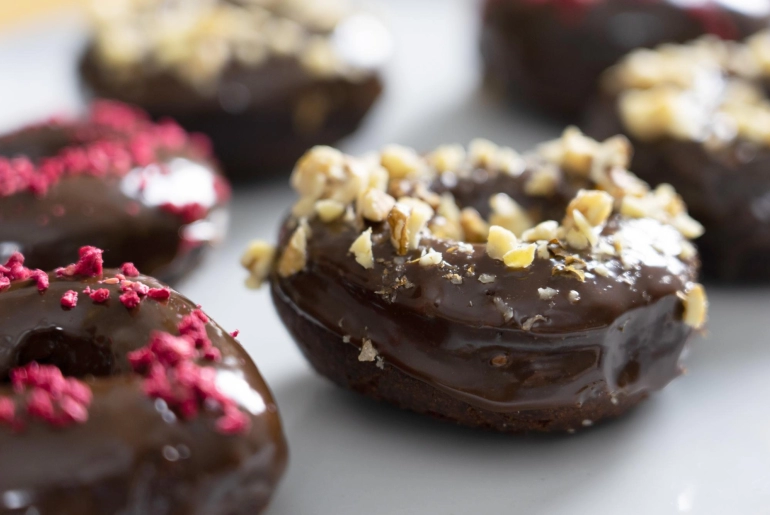 Tejcsokis-diós fánk