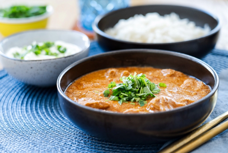 Csirke korma rizzsel