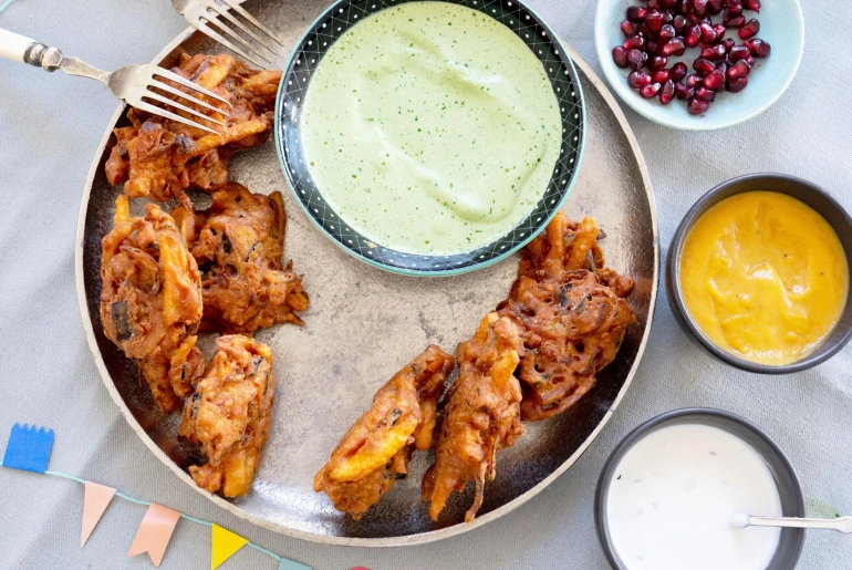 Zöldség pakora mentás joghurttal és mangószósszal