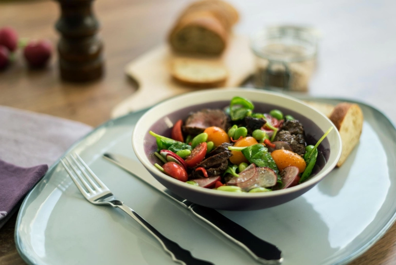 Friss edamame saláta steakfalatokkal