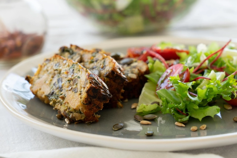 Spenótos-gombás zöldségvagdalt friss salátával