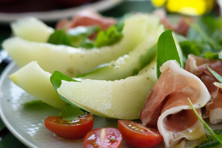 Rukkolás cukordinnye saláta pármai sonkával