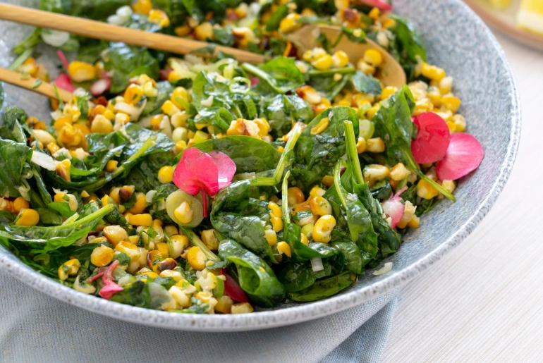 Mentás-korianderes grillezett kukoricasaláta