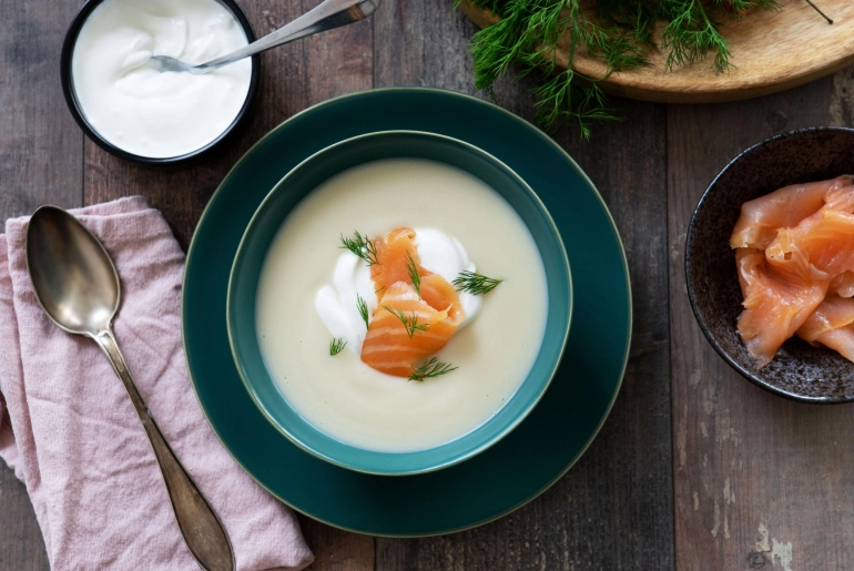 Csicsókakrémleves füstölt lazaccal