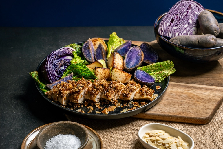 Csirkemell pirított mandulával és sült zöldségekkel