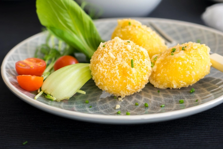 Rizslisztben rántott mini sajtgolyók