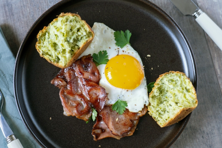 Medvehagymás muffin tükörtojással és pirított sonkával