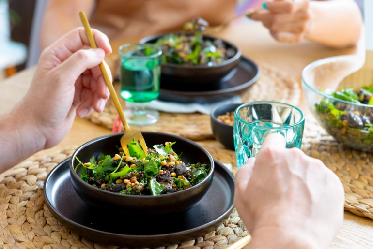 Padlizsános quinoasaláta pirított fenyőmaggal