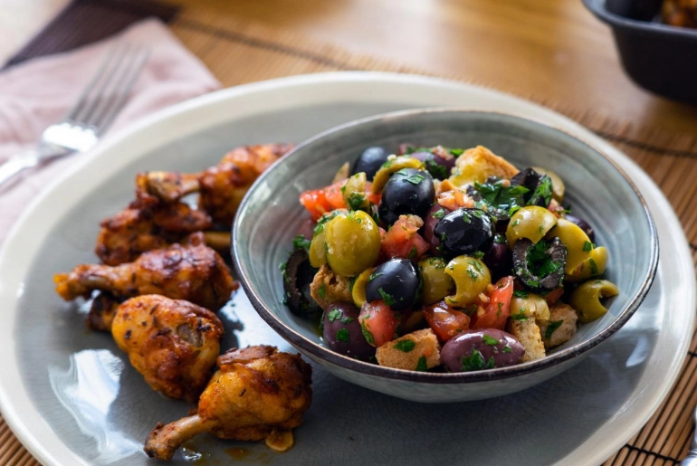 Grillezett csirkeszárny petrezselymes olajbogyó salátával