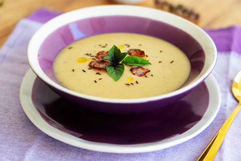 Köményes burgonyakrémleves burgonyachipsszel