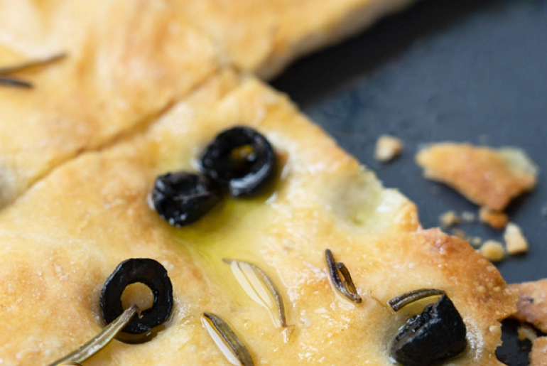 Feketeolívás-rozmaringos focaccia