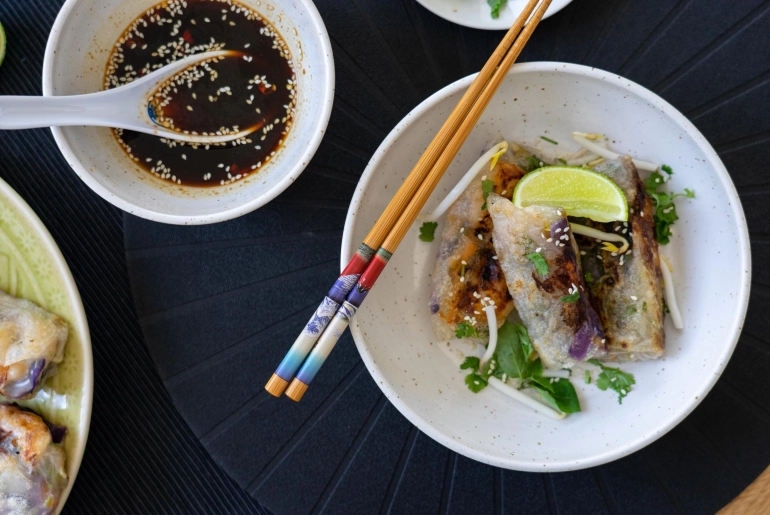 Pirított tavaszi tekercs rákkal