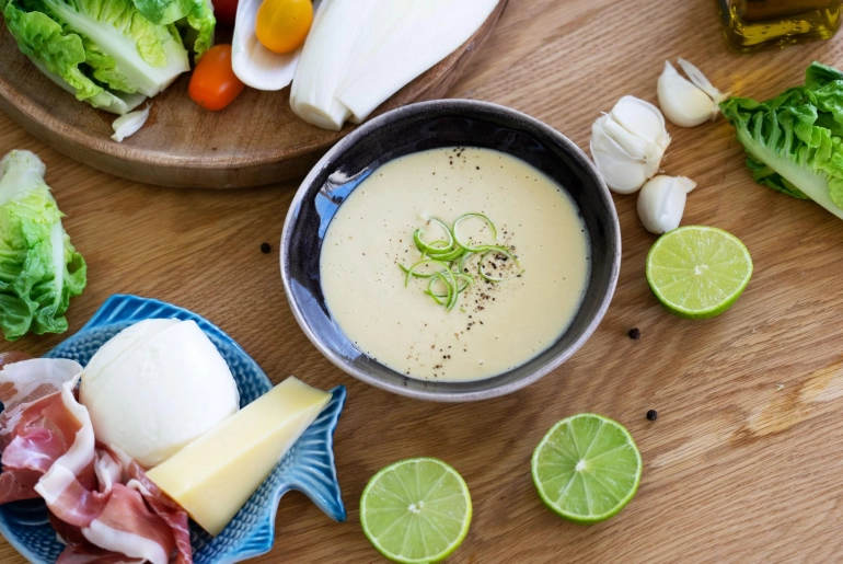 Lime-os csicseriborsó öntet