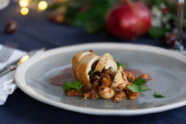 Fügével és manchego sajttal töltött csirkemell portói mártással