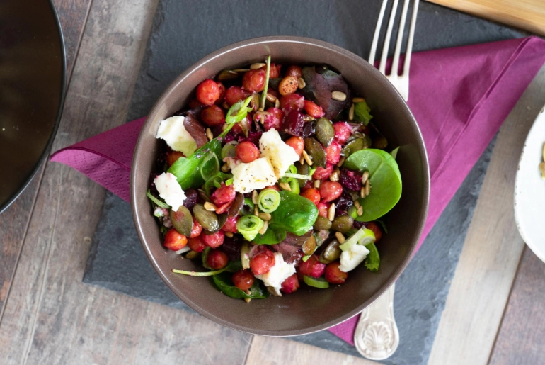 Csicseriborsós céklasaláta juhtúróval