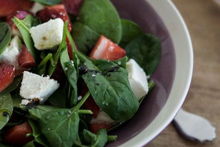 Epres spenótsaláta fetával