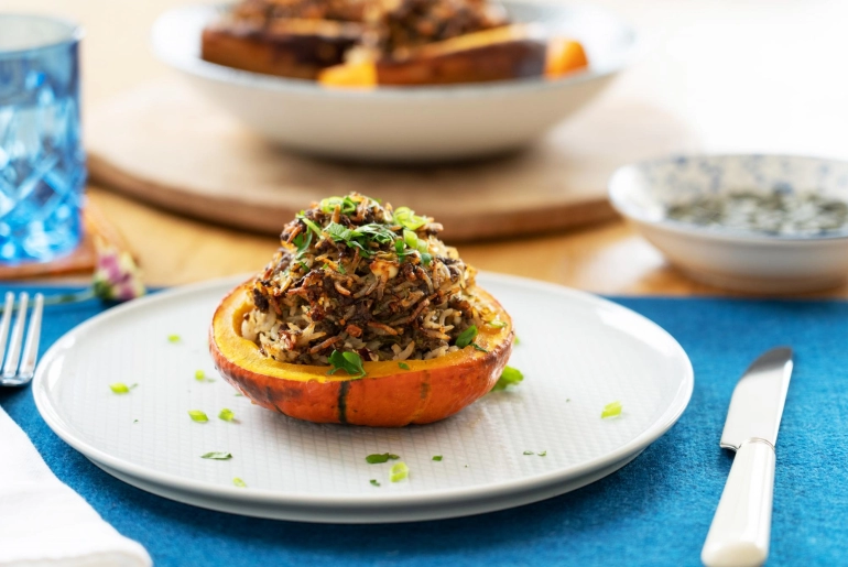Csőben sült sütőtök fűszeres darált hússal töltve