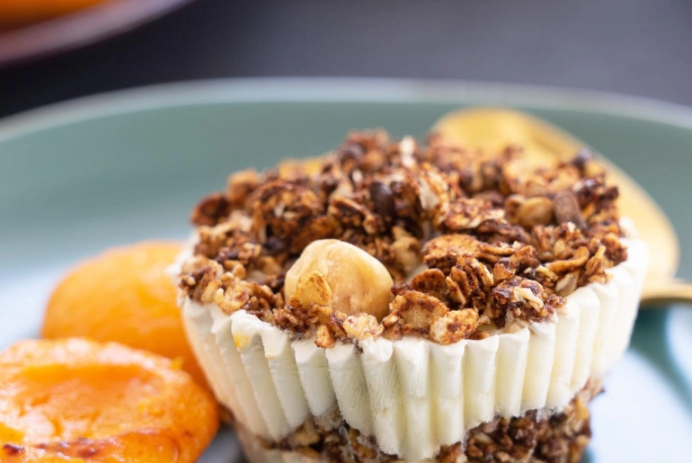 Házi joghurtfagyi granolával és sült barackkal