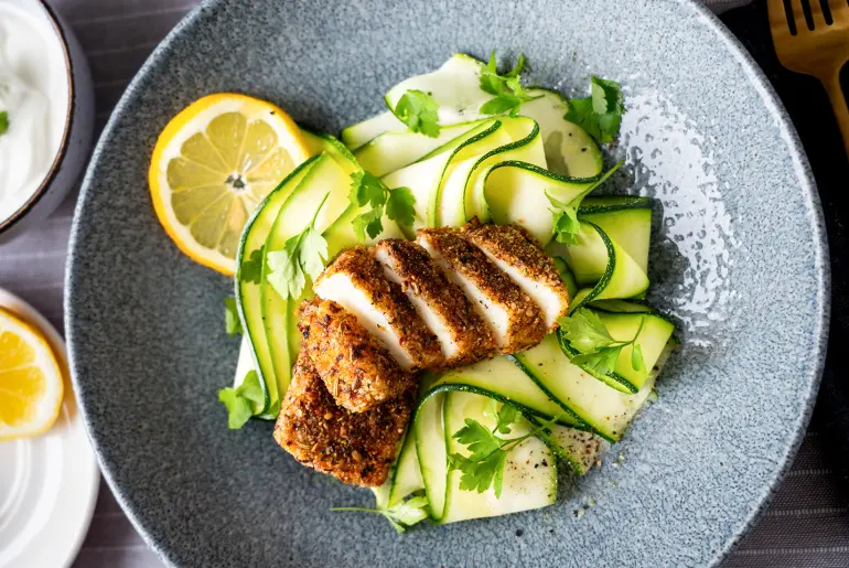 Fűszeres bundában sült sajt cukkinivel 