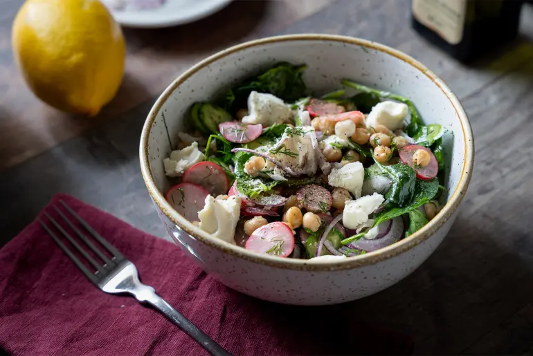 Kapros csicseriborsó saláta savanyított retekkel