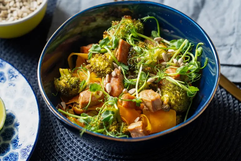 Meleg brokkolisaláta sült tonhallal 