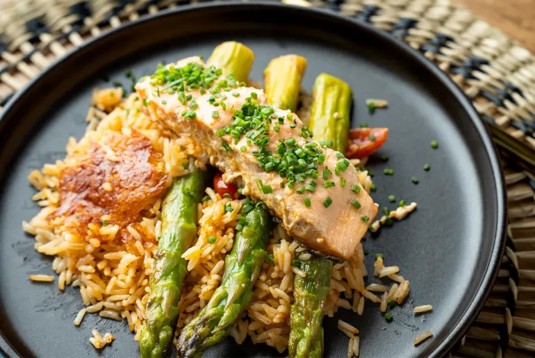 Spárgás-lazacos pirított rizs 