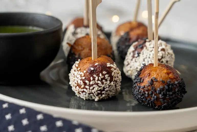 Szezámba forgatott húsgolyó mentamártással 