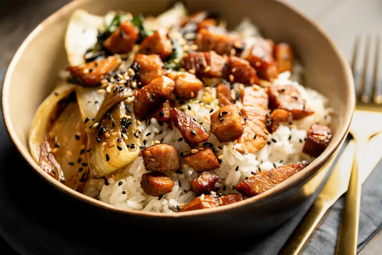 Szójás-szezámos pak choi tonhalkockákkal 