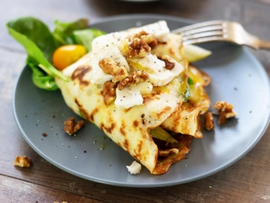 Diós-kecskesajtos palacsinta körtével és rukkolával