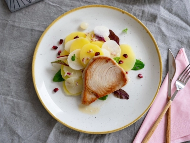 Vöröstonhal és krumplisaláta fekete retekkel