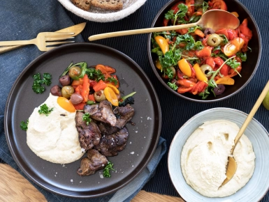 Sült csirkemáj humusszal és kápiasalátával