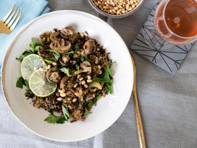 Gombás-fenyőmagos vadrizs saláta